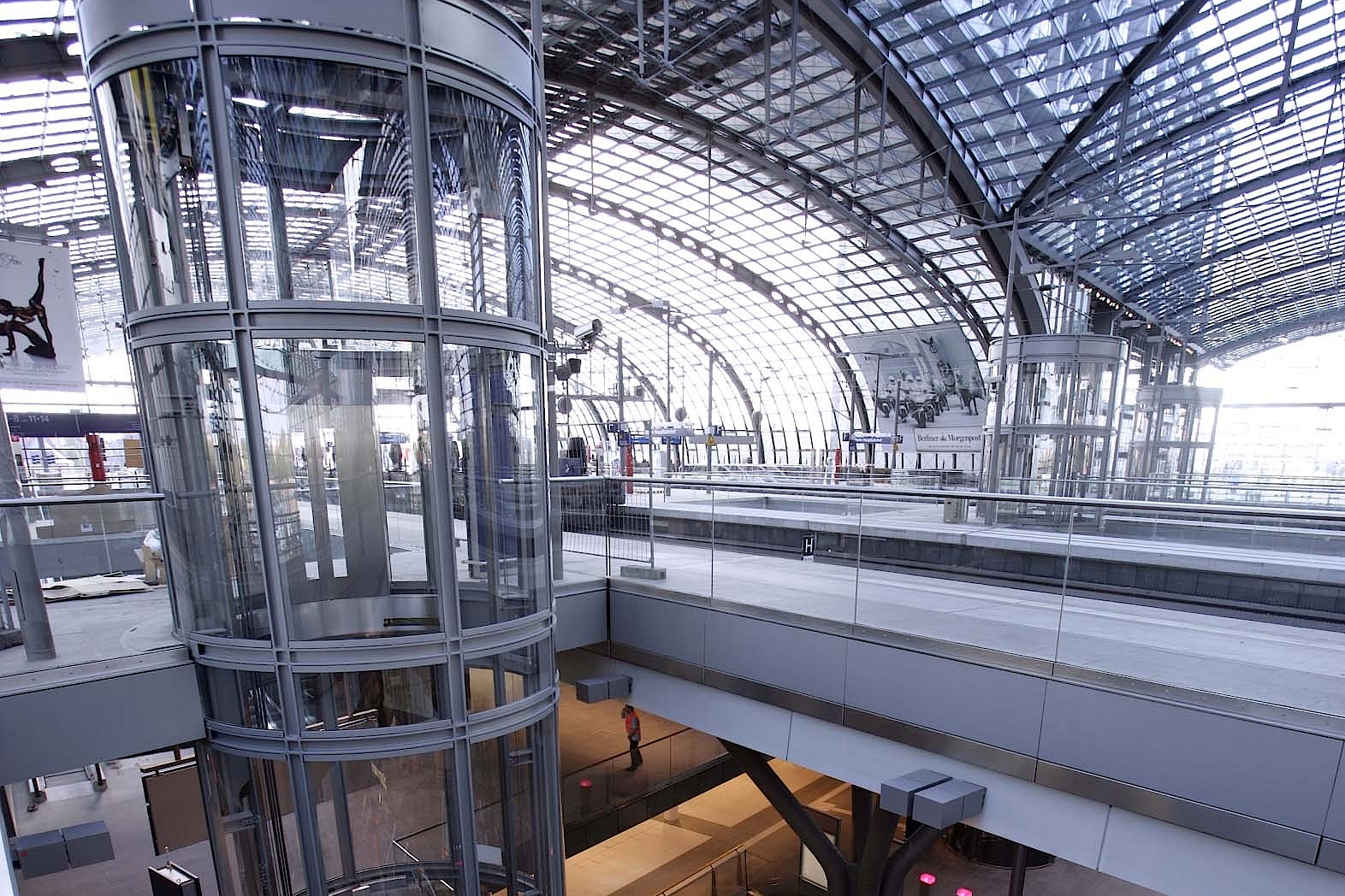 Curved glass for elevator construction - Lehrter Bahnhof, Berlin