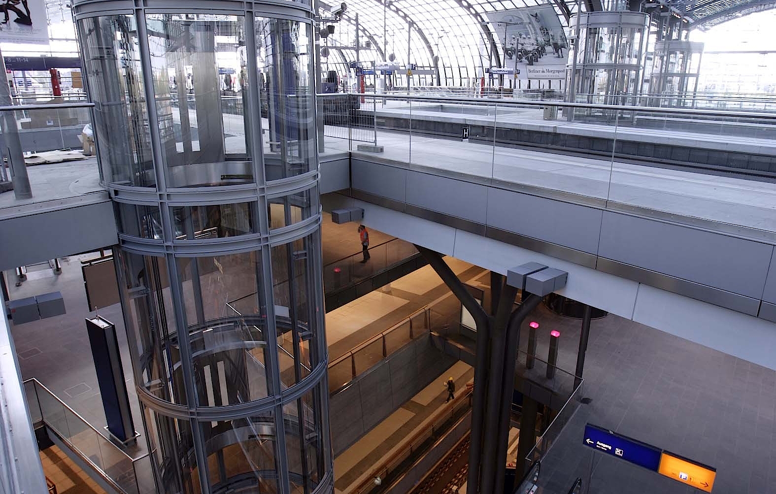 Curved glass for elevator construction - Lehrter Bahnhof, Berlin